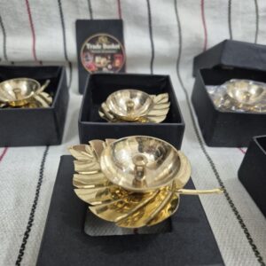 pure brass leaf Diya
(pack of 10 pcs)